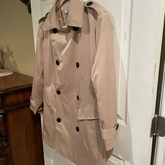 Elegant Beige Double-Breasted Women's Trench Coat - Picture 4 of 7